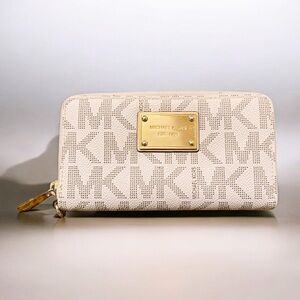 Michael Kors Jet Set Signature Travel Continental Wallet in Vanilla